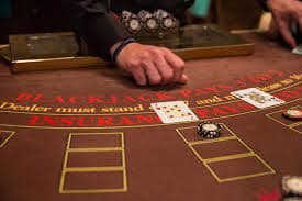 Suasana pengguna di berbagai kota Indonesia mengakses hiburan sports dan casino melalui perangkat mobile mereka